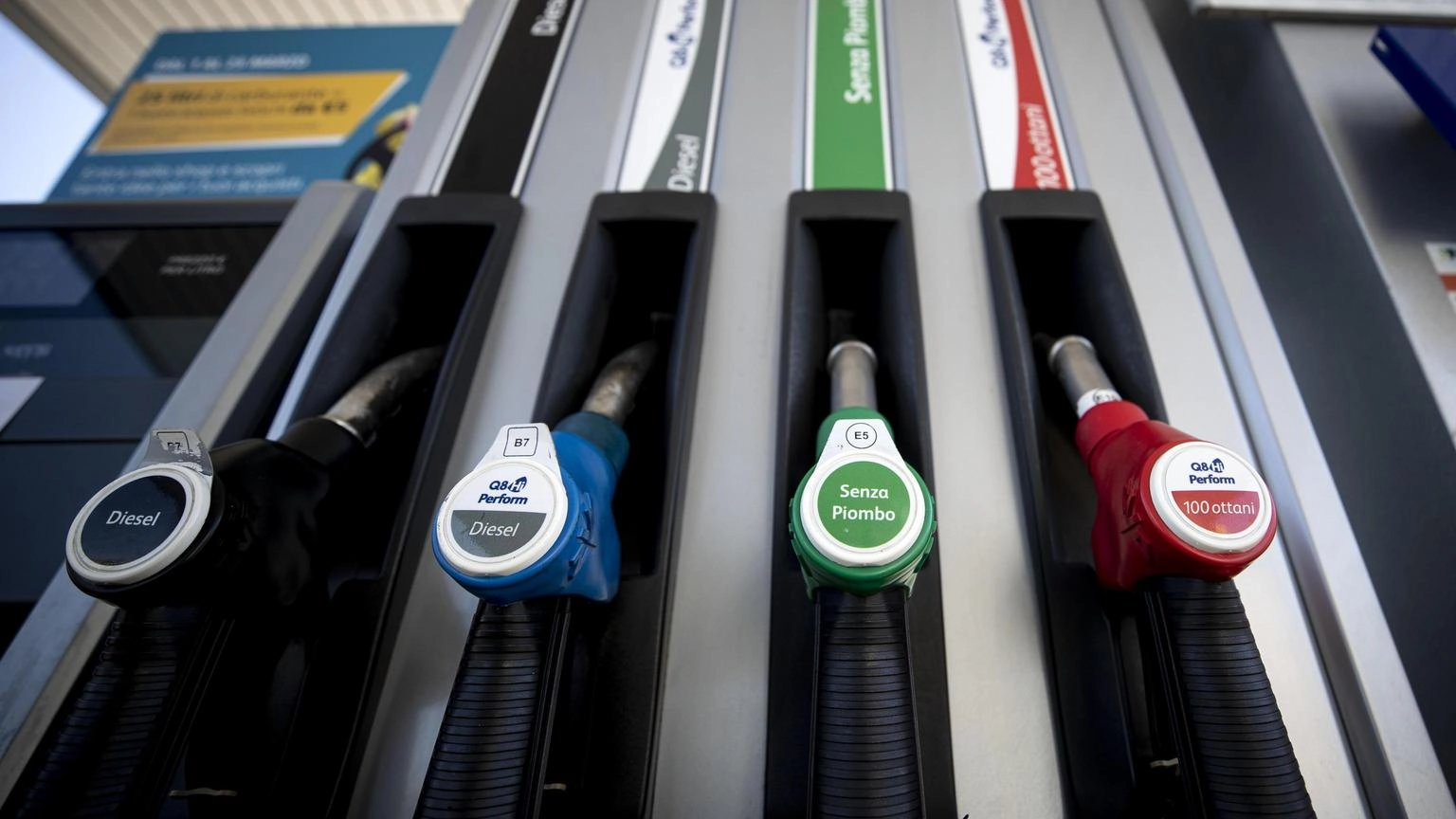 Carburanti in aumento, benzina al self a 1,830 euro al litro
