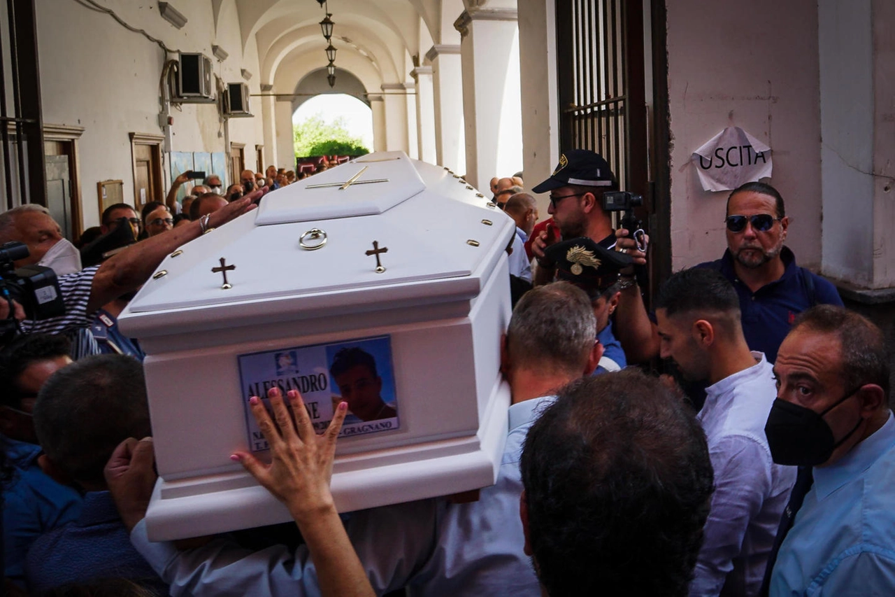 Folla per l'ultimo saluto ad Alessandro durante i funerali a Gragnano