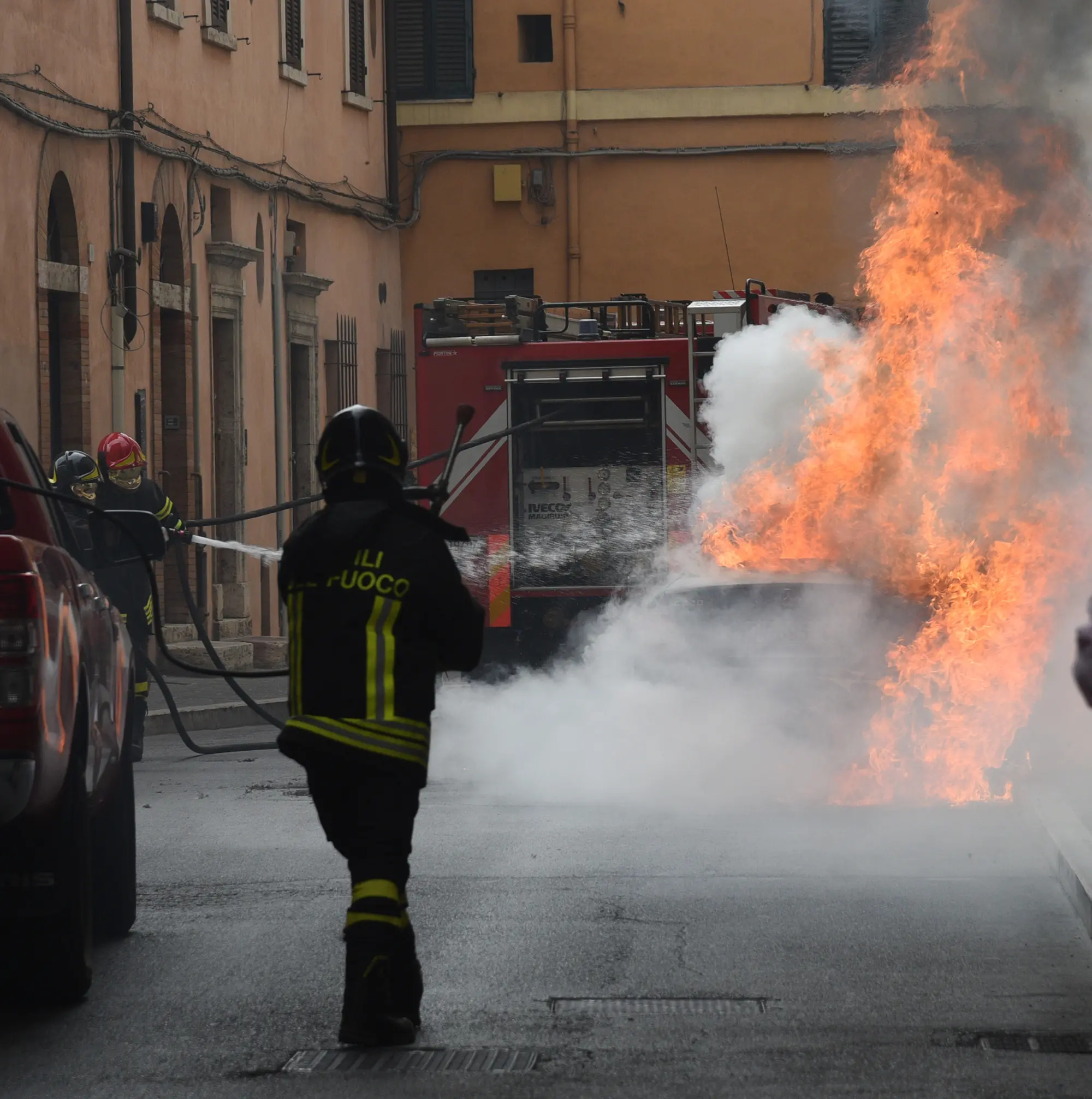 Roma, incendio distrugge 16 auto di Poste Italiane: si teme altro attacco anarchici