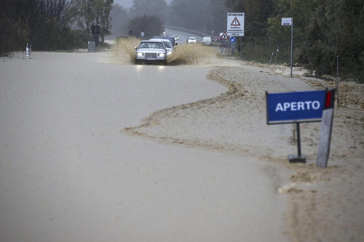 Bomba D'acqua Vicino A Roma, Gente Sui Tetti. Maremma: é Caos. Nuova ...