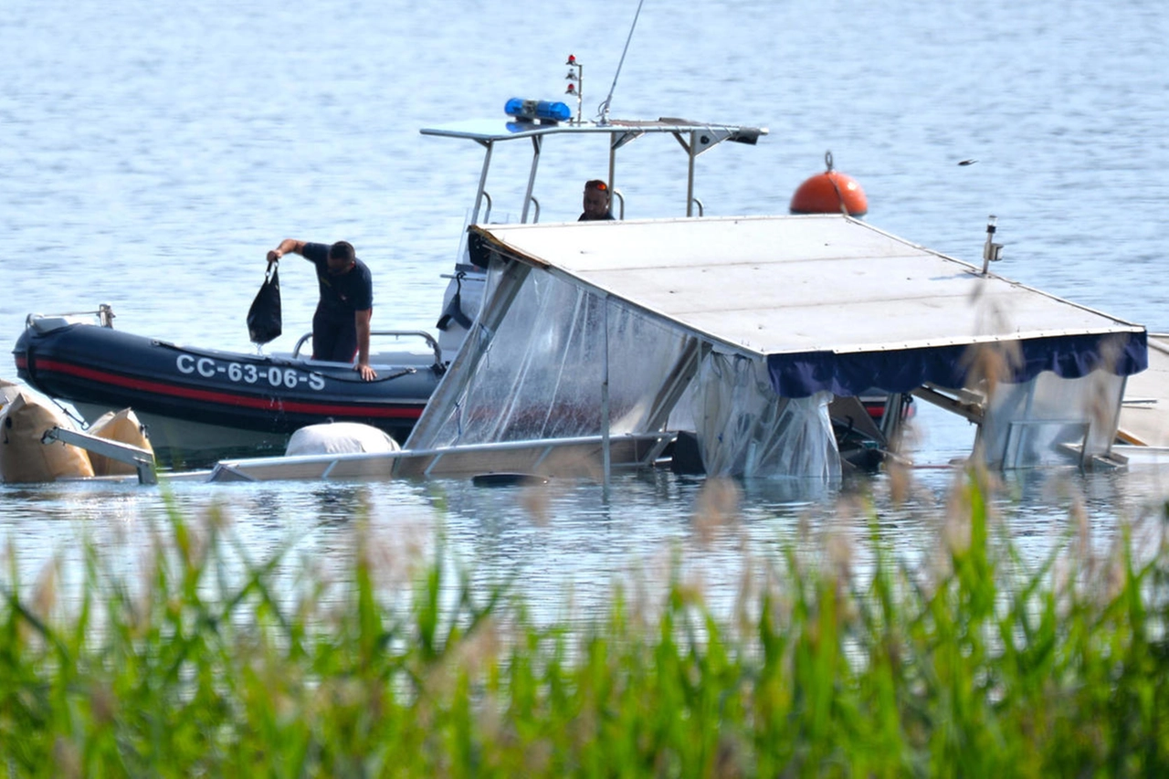 Le operazioni di recupero della barca ’Good...uria’: 4 le vittime del naufragio