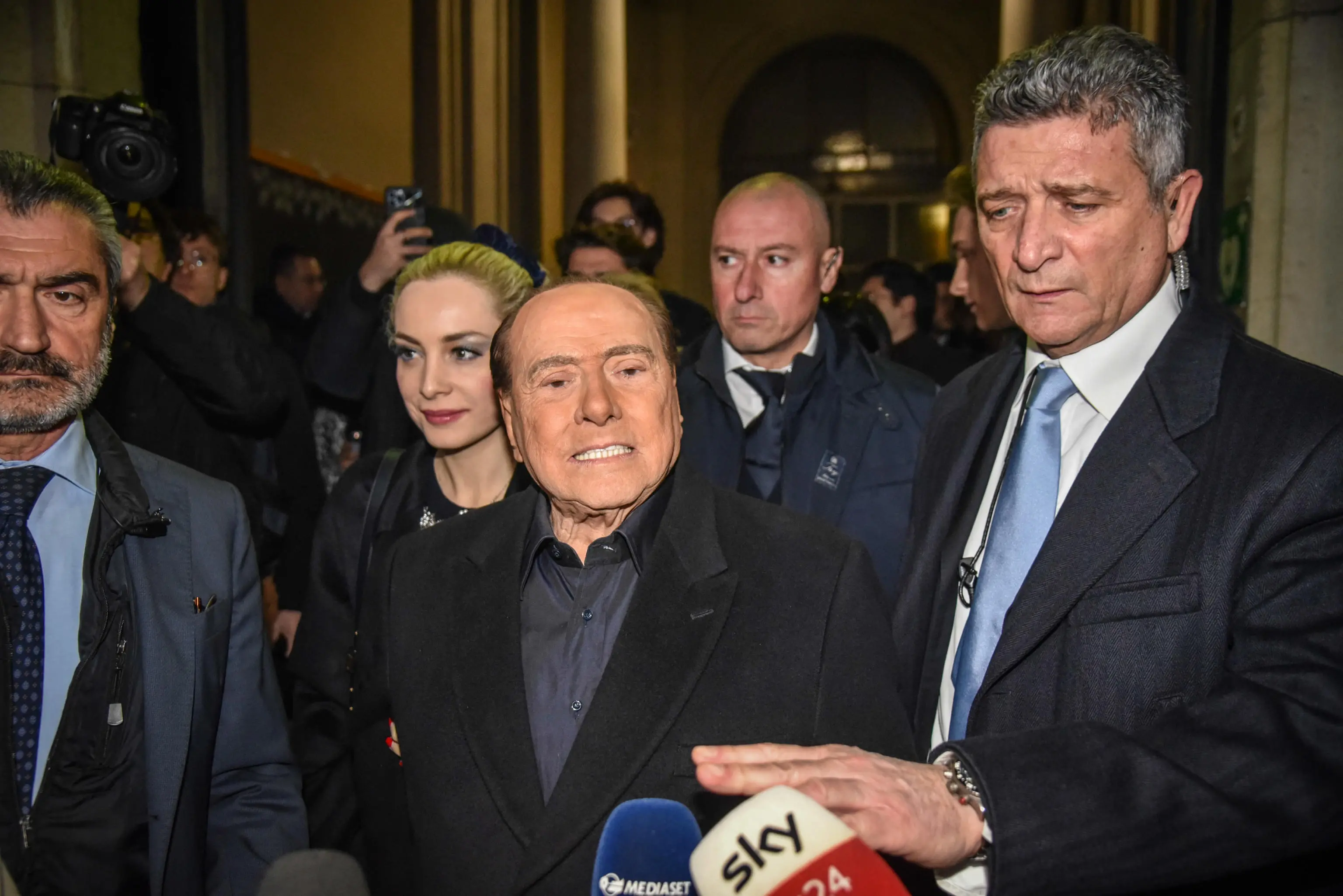 Berlusconi: "Da premier non sarei andato da Zelensky". Palazzo Chigi: "Sostegno a Kiev"