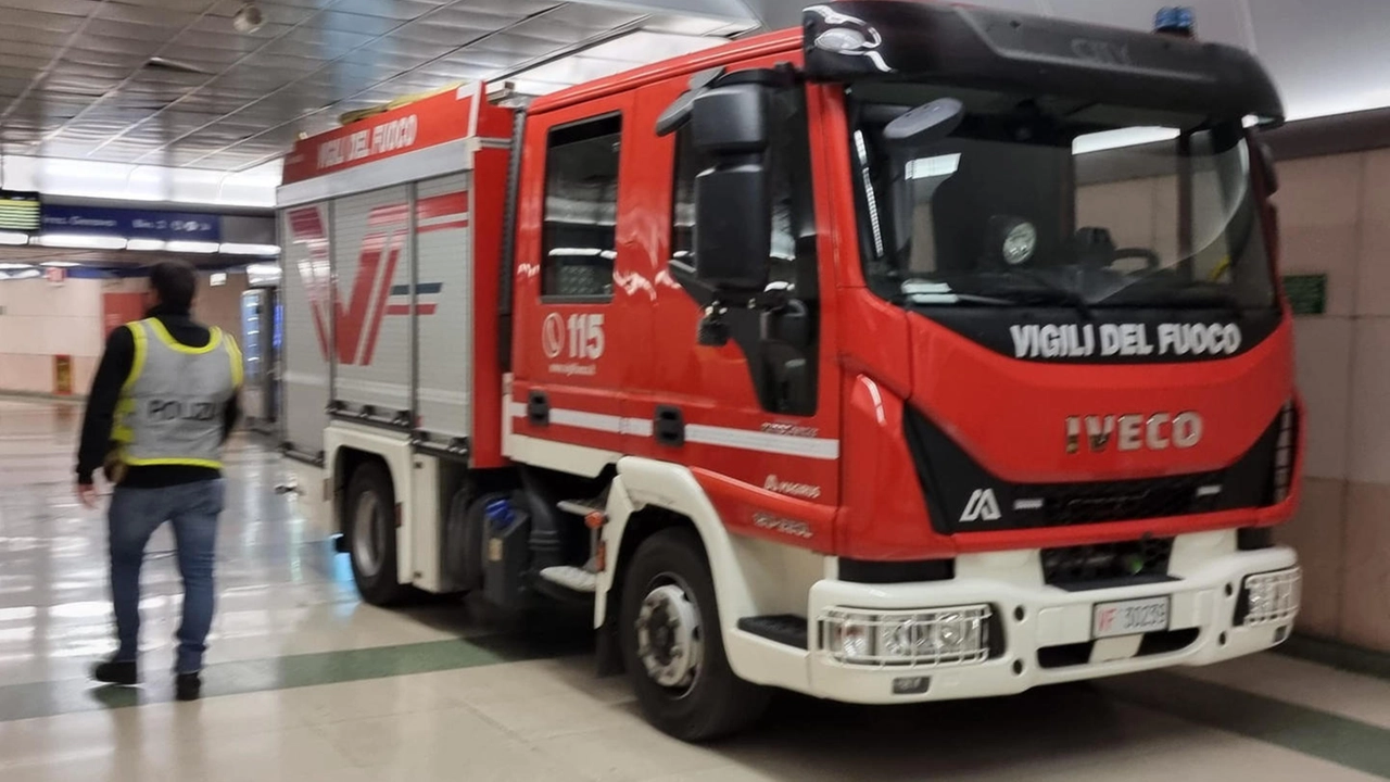 Vigili del fuoco e polizia nella stazione ferroviaria sotterranea a Sanremo