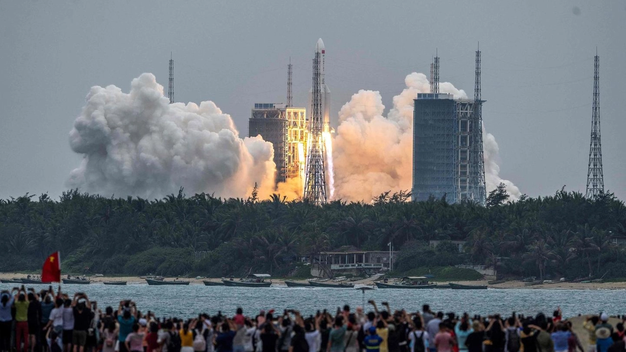 Il lanciatore spaziale cinese "Lunga marcia 5B" (Ansa)