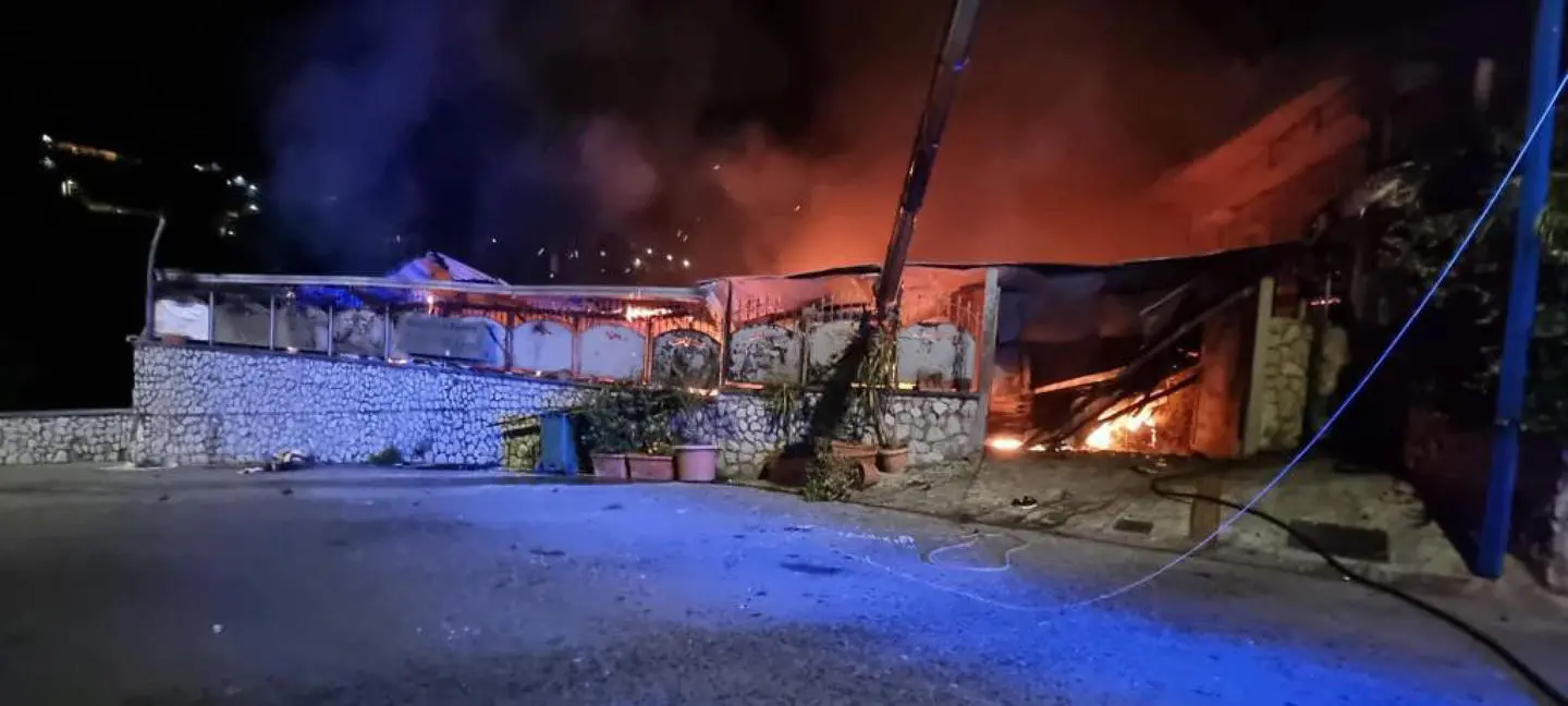 Napoli, incendio distrugge un ristorante a Gragnano: otto ustionati, 24enne in ospedale