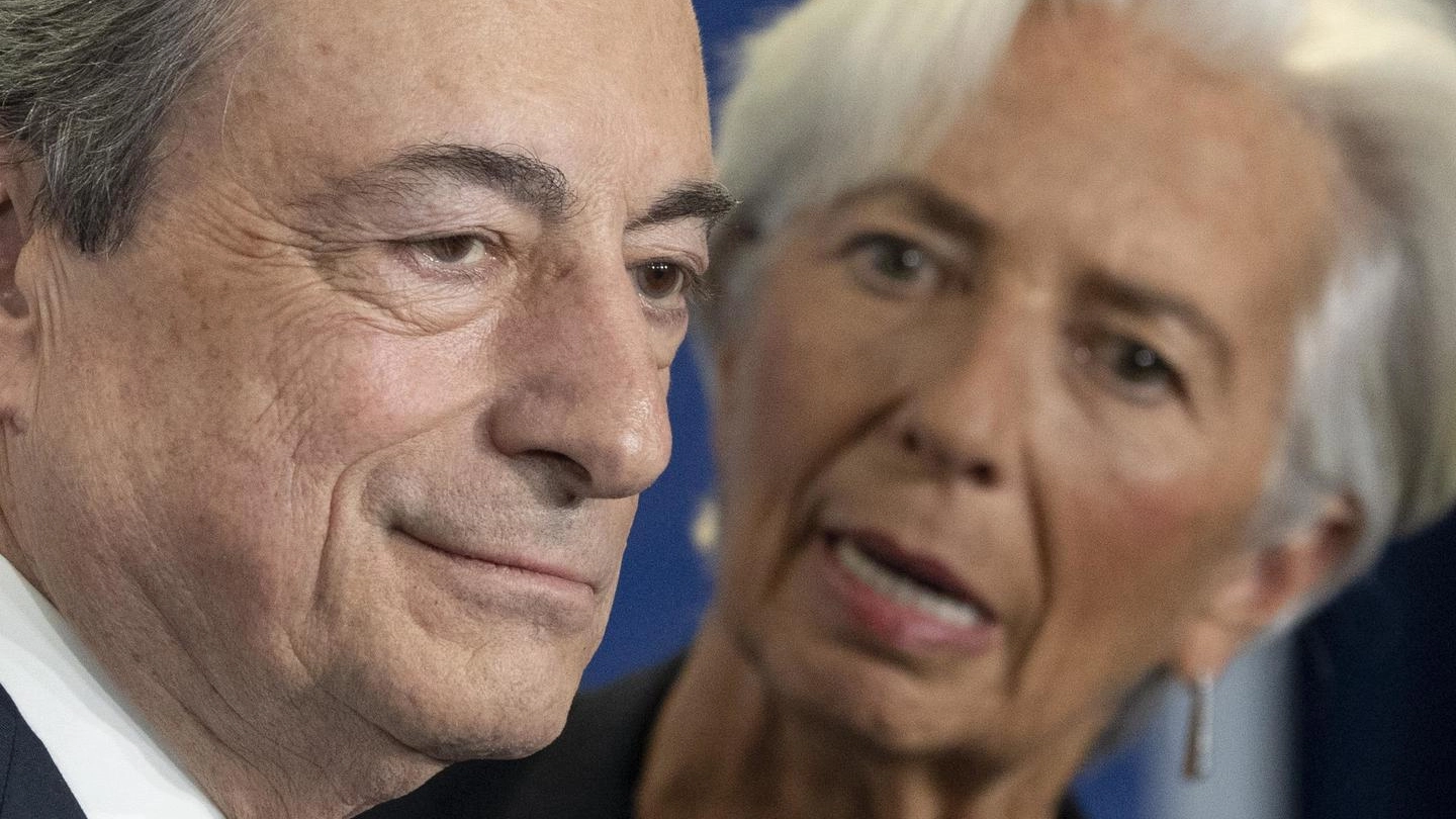 Mario Draghi e Christine Lagarde (Ansa)