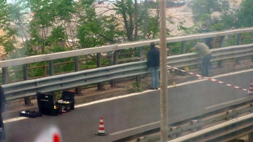 Mistero a Trieste: cadavere di un uomo appeso al guardrail. Bendato, con mani e piedi legati