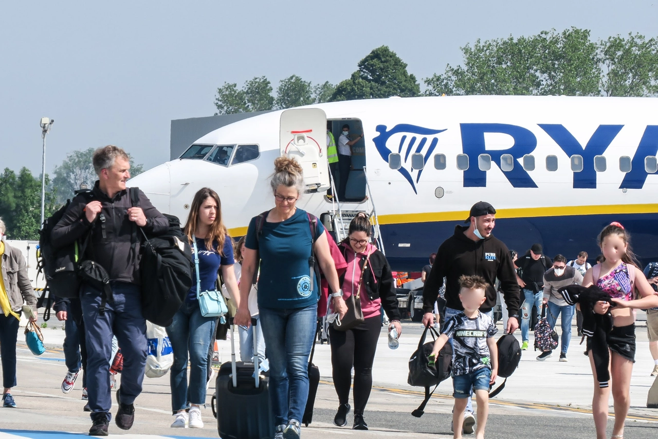 Passeggeri scendono da un aeroplano