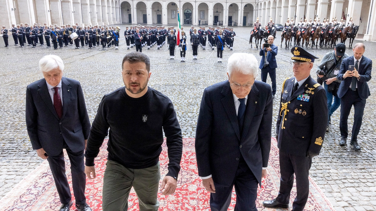 Mattarella a Zelensky, 'siamo pienamente al vostro fianco'