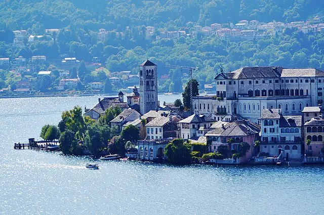 L'Isola di San Giulio, un gioiello sul lago d'Orta