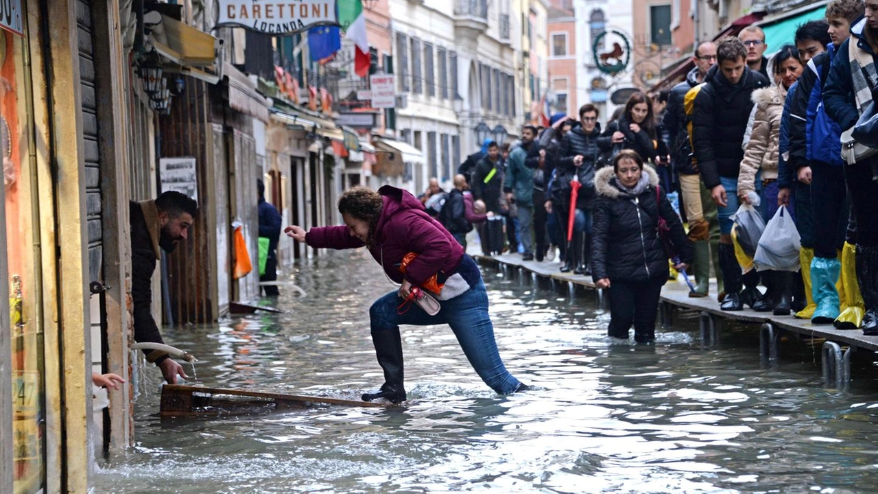 Venezia ancora allagata (Ansa)