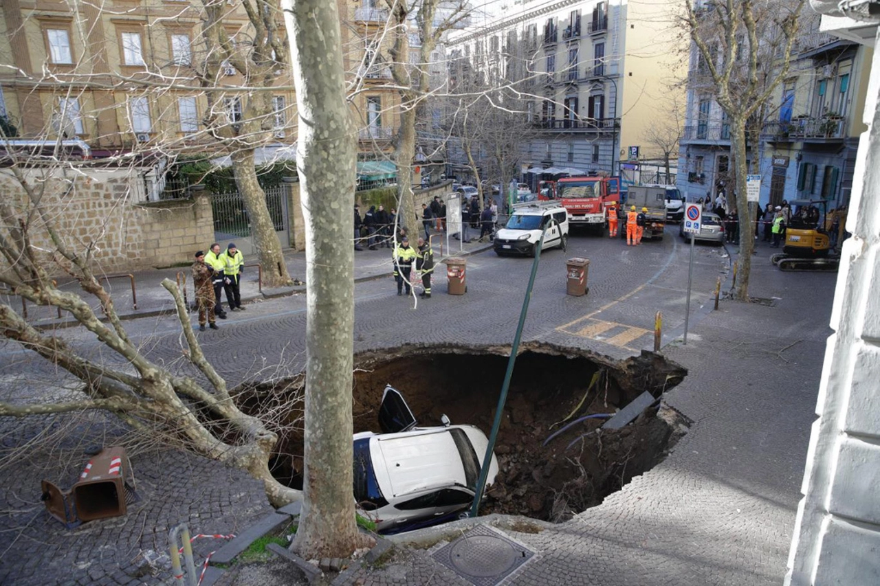 Paura a Napoli, voragine in strada inghiotte due vetture