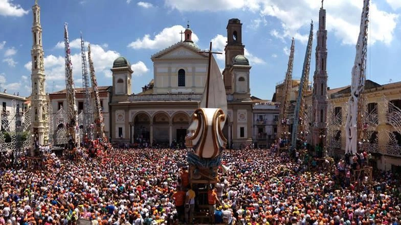 Festa dei Gigli, a Nola va in scena lo spettacolo dei giganteschi obelischi in legno