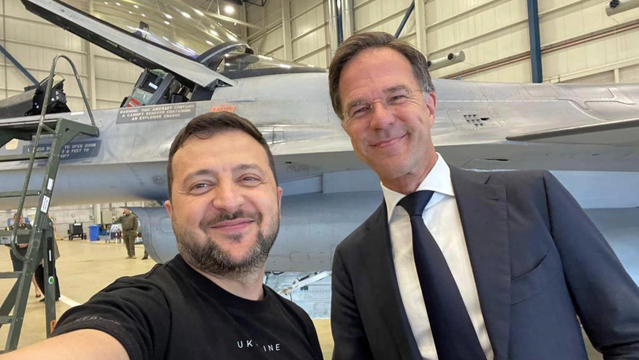 Volodymyr Zelensky e Mark Rutte nella base militare tra gli F16 (foto Ansa)