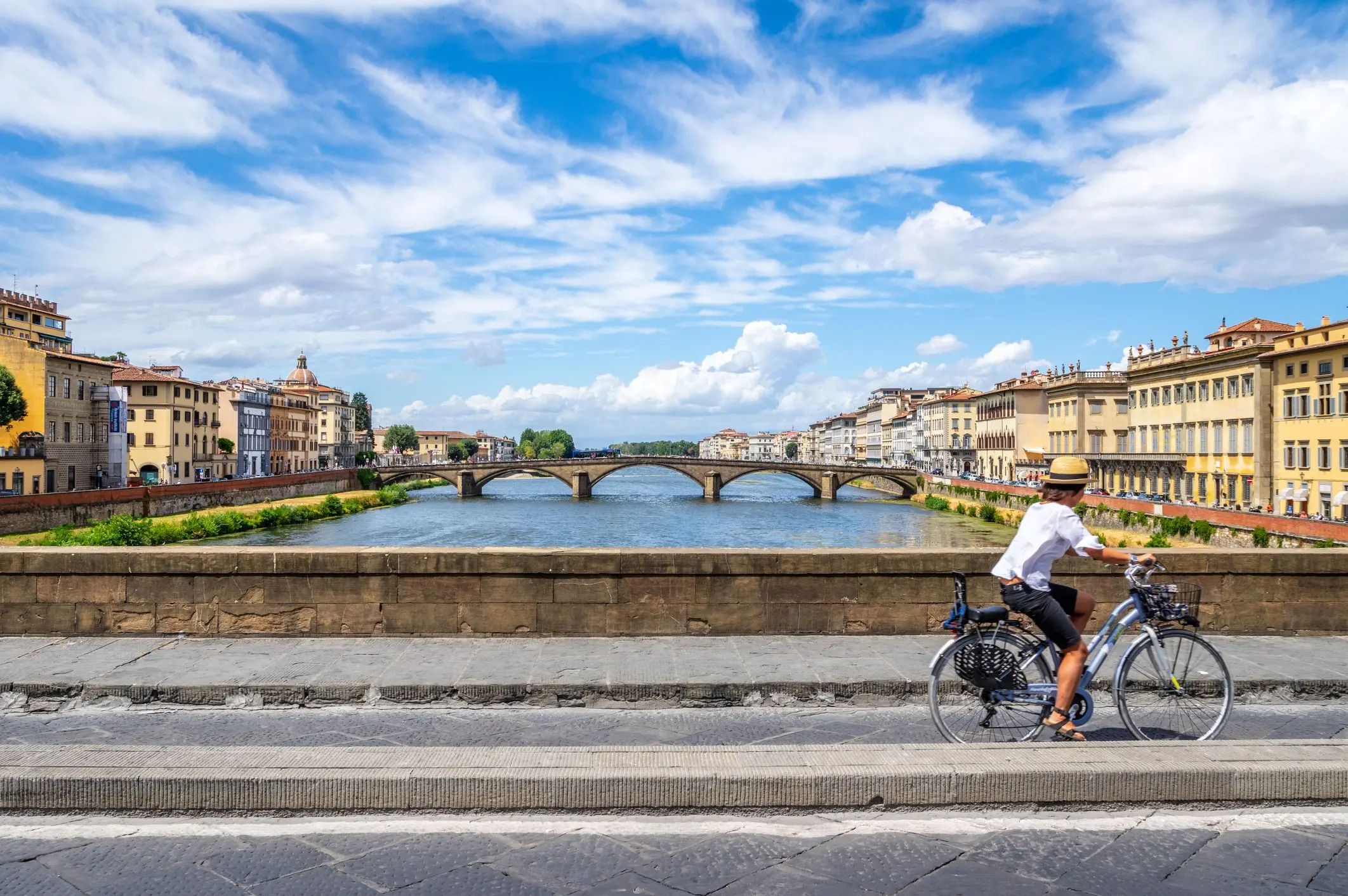 In bicicletta lungo l'Arno: al contrario c'è più gusto