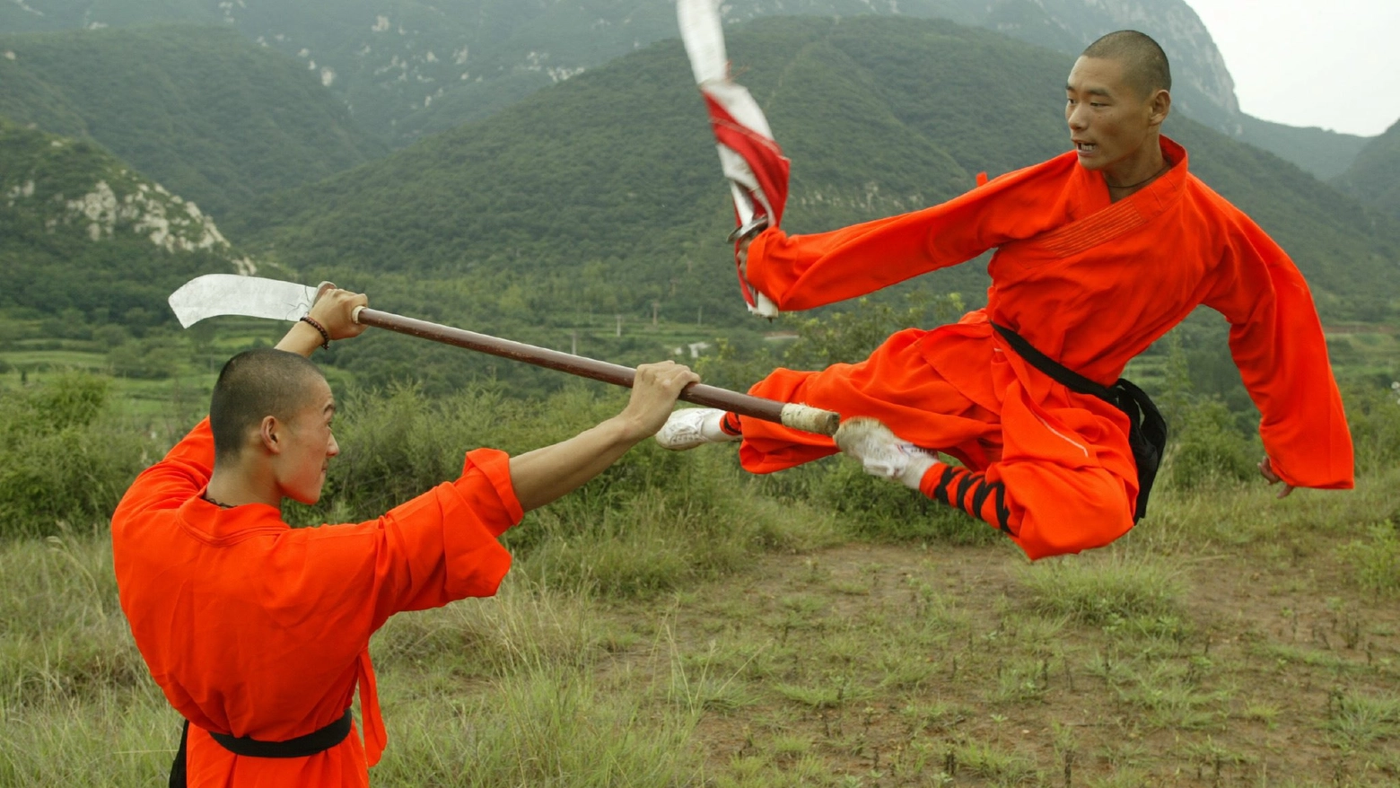 Due monaci Shaolin praticano fung fu