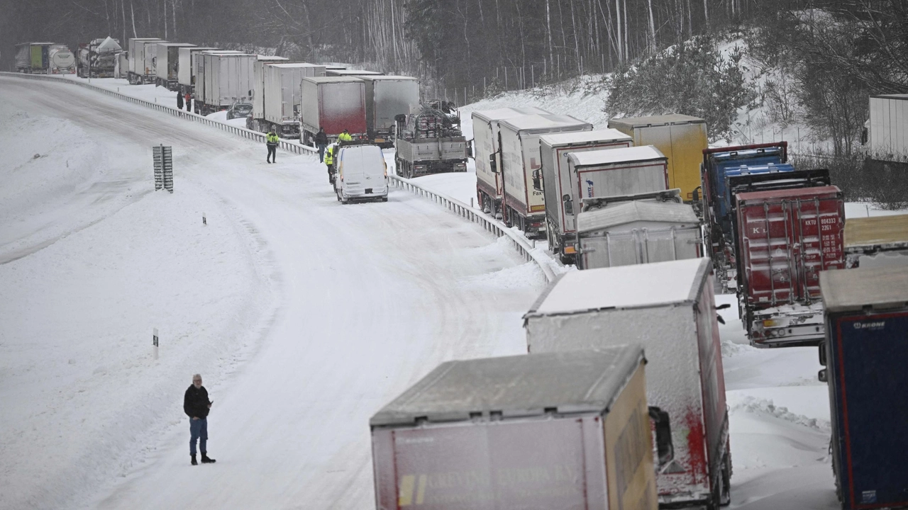 Centinaia di mezzi bloccati per la neve sull'autostrada E22 in Svezia (Ansa)