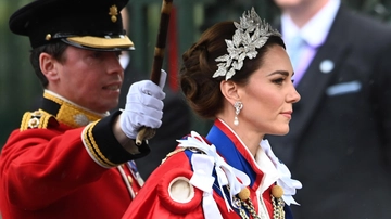 Kate Middleton all’incoronazione: l’abito regale di McQueen e l’omaggio dei gioielli