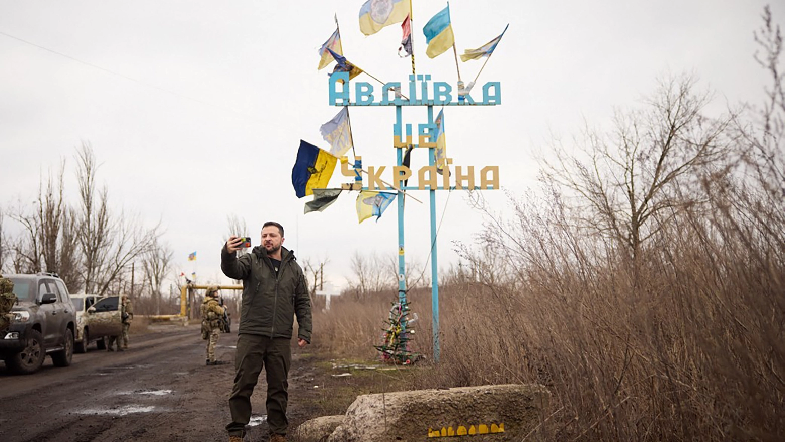 Ucraina, il presidente Zelenskyy visita Avdiivka (foto Afp)