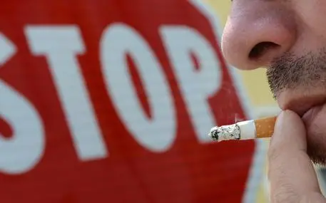 Stop al fumo all'aperto: come funziona nel mondo. In Italia è boom di sigarette