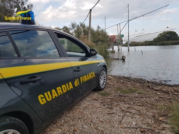 Napoli, imprenditore rapinato davanti a moglie e figli da falsi finanzieri