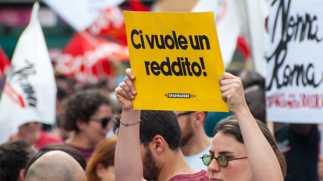 Roma, manifestazione a difesa del Reddito di cittadinanza