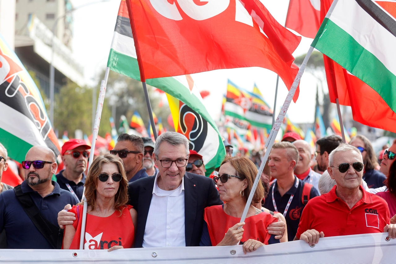 La manifestazione della Cgil a Roma (Ansa)