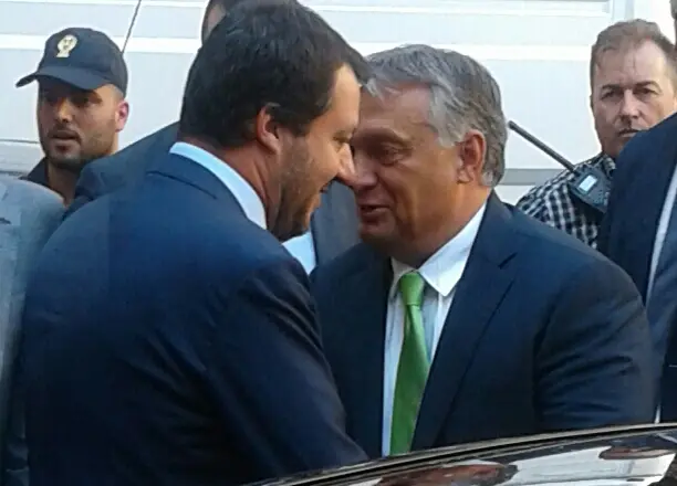 Migranti, incontro Salvini-Orban. "Matteo è il mio eroe. Non indietreggi"