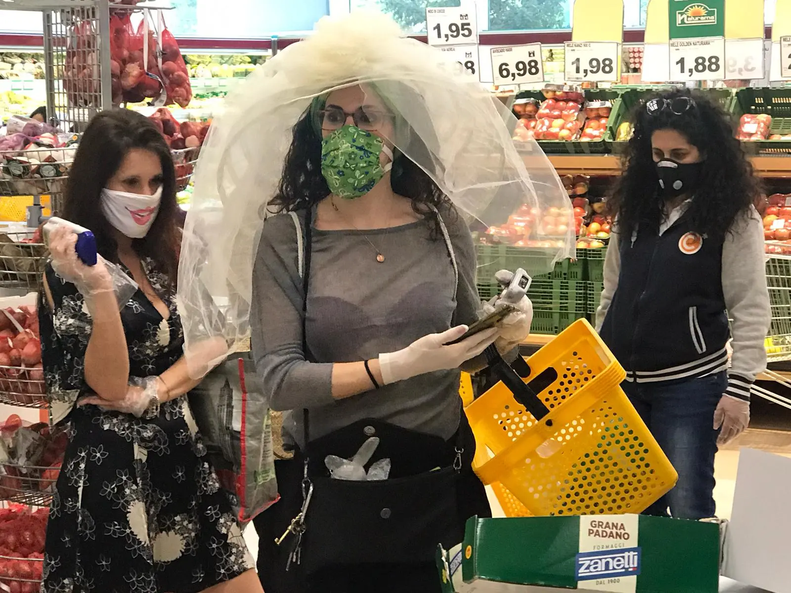 Coronavirus, l'addio al nubilato con le amiche al supermercato