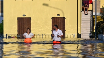 Alluvione a Conselice, la rabbia dei cittadini ancora sott’acqua: “Rompete gli argini”. E arrivano i carabinieri