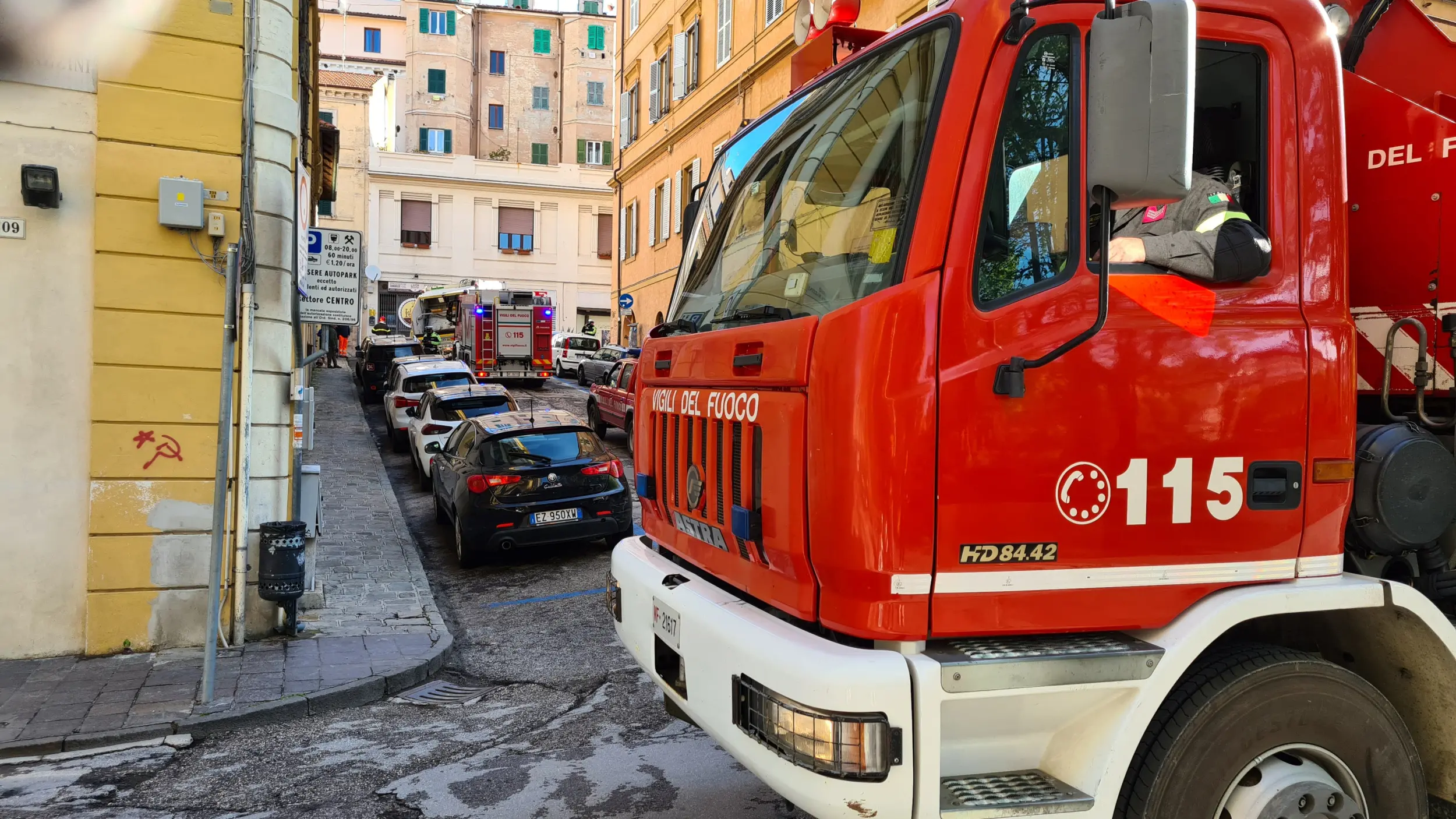 Roma, appicca un incendio alla porta di una casa: due cani morti tra le fiamme