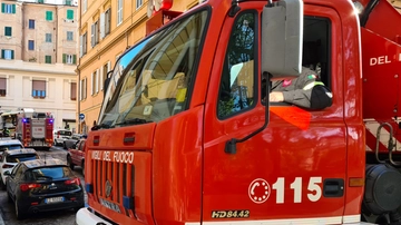 Roma, appicca il fuoco nel parco vicino alla scuola: arrestato