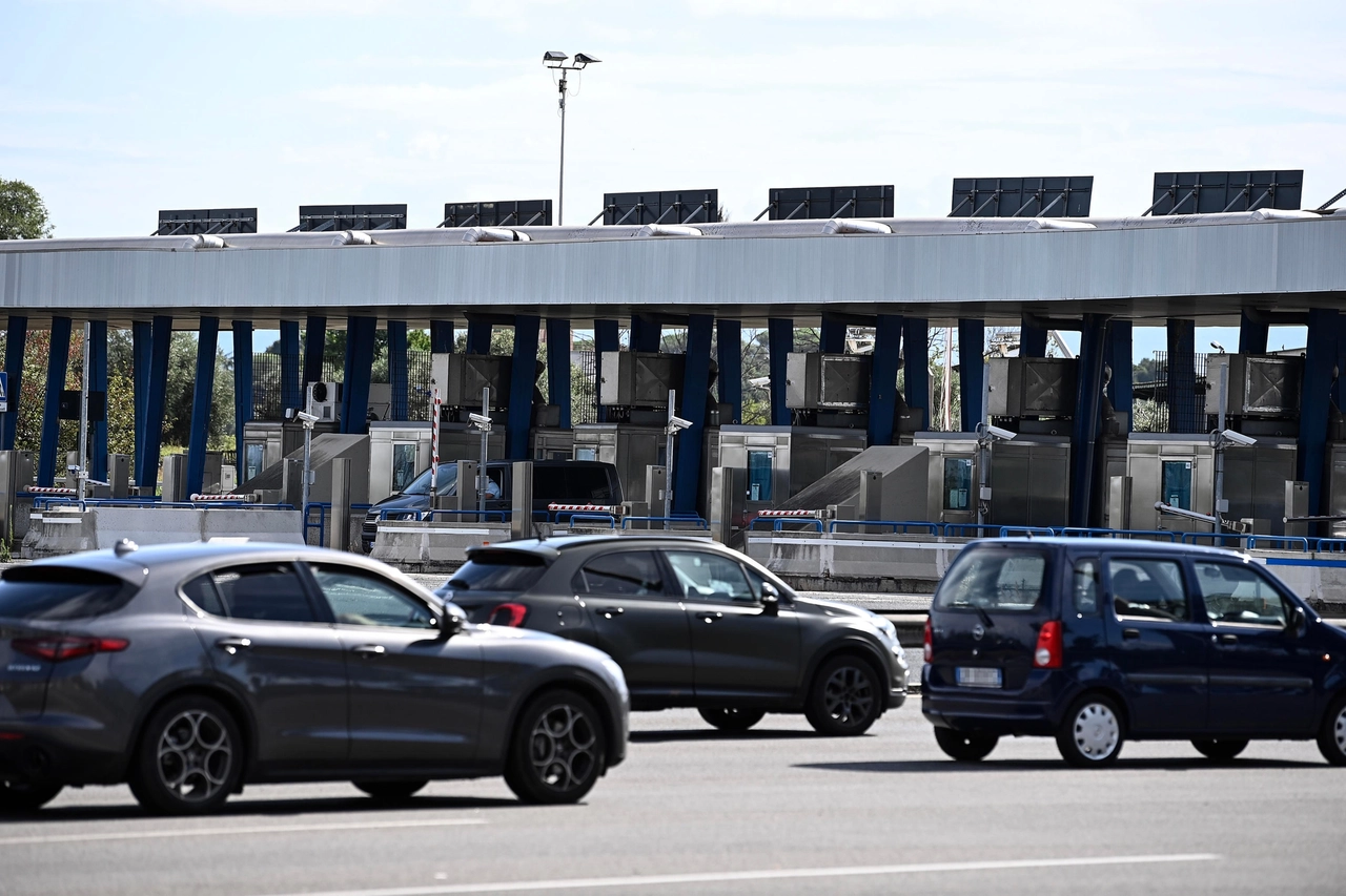 Auto in coda al casello autostradale (Ansa)