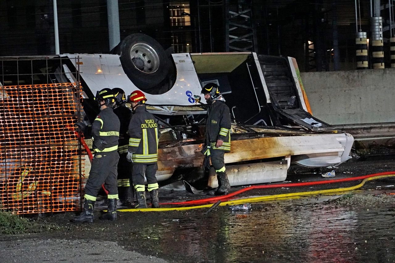 Il pullman precipitato dalla scarpata a Mestre (Ansa)