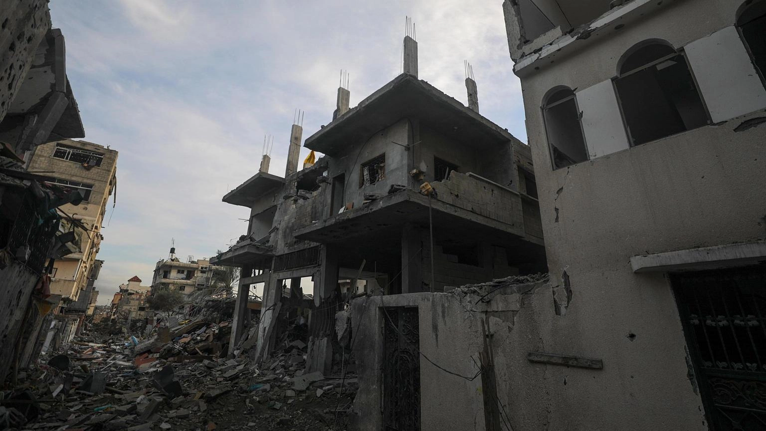 Gaza, media: 3 morti in raid Israele su campo profughi Nuseirat
