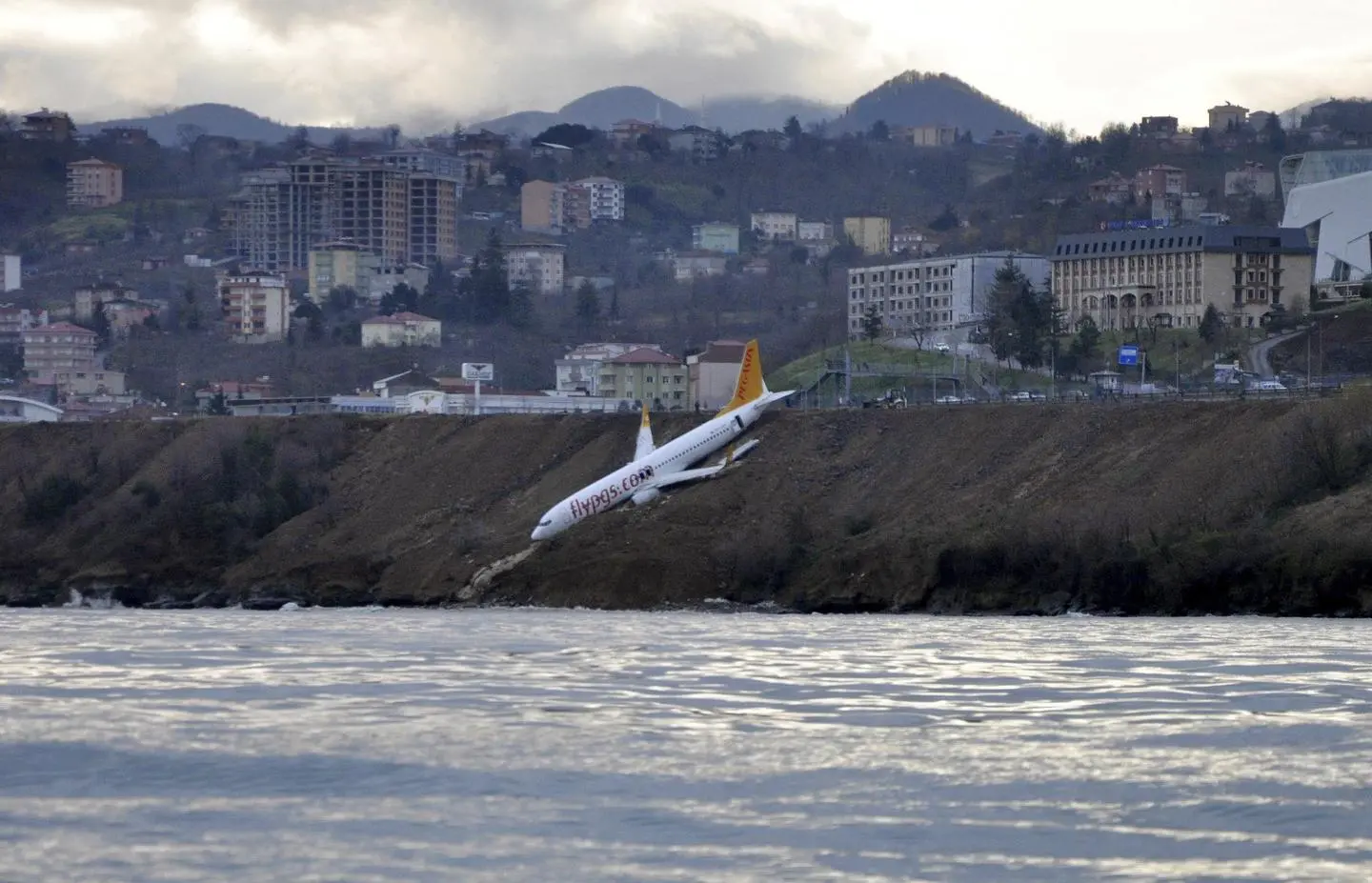 Turchia, incidente choc: aereo esce di pista e resta in bilico sulla scogliera