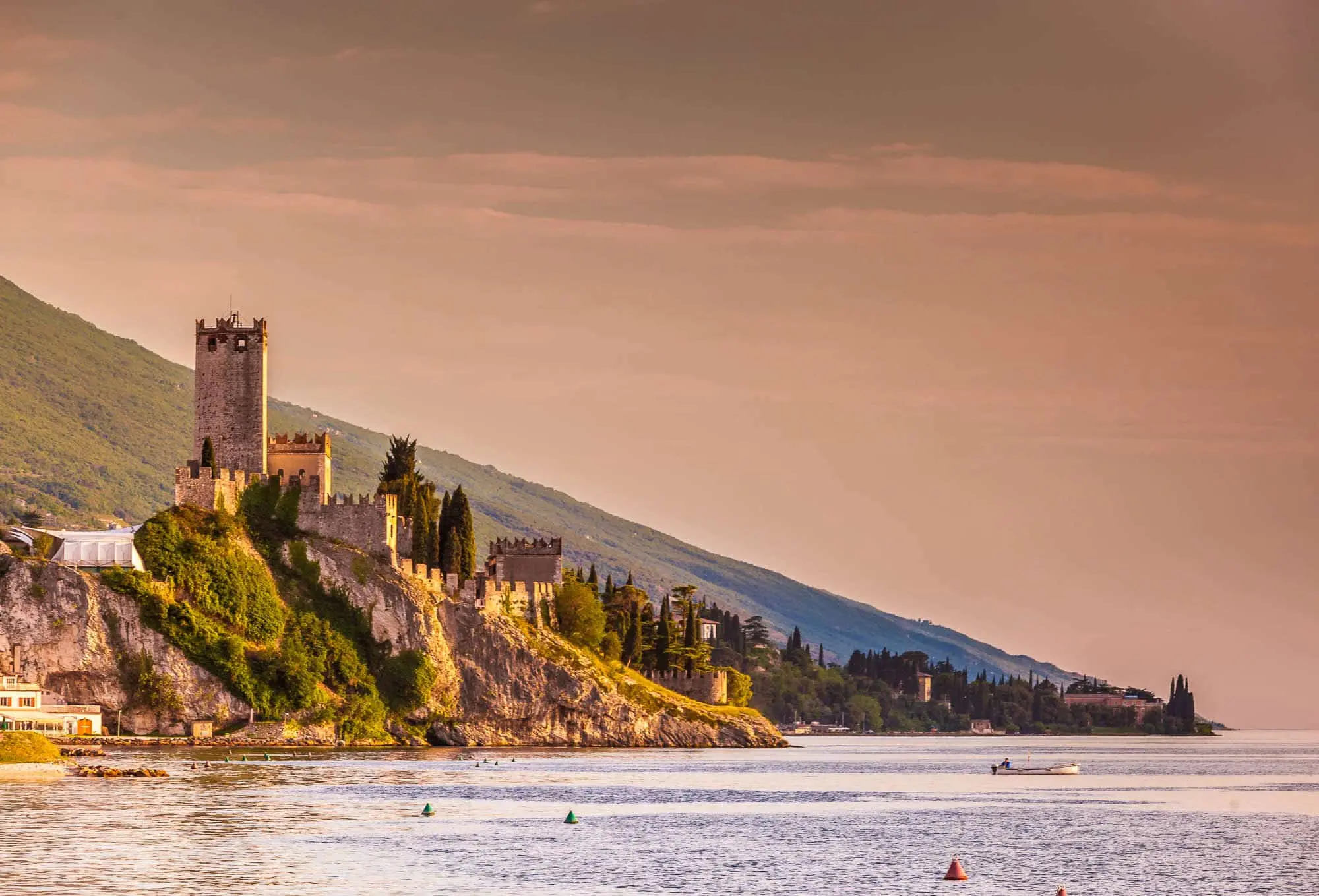 Verona e le colline del Garda, un itinerario tra fortificazioni e borghi pittoreschi