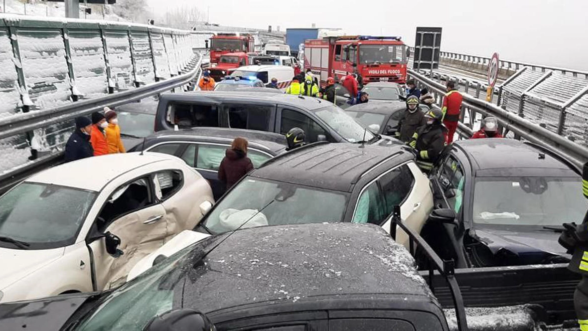 Il groviglio di auto dopo il maxi tamponamento di Bardonecchia (Ansa)