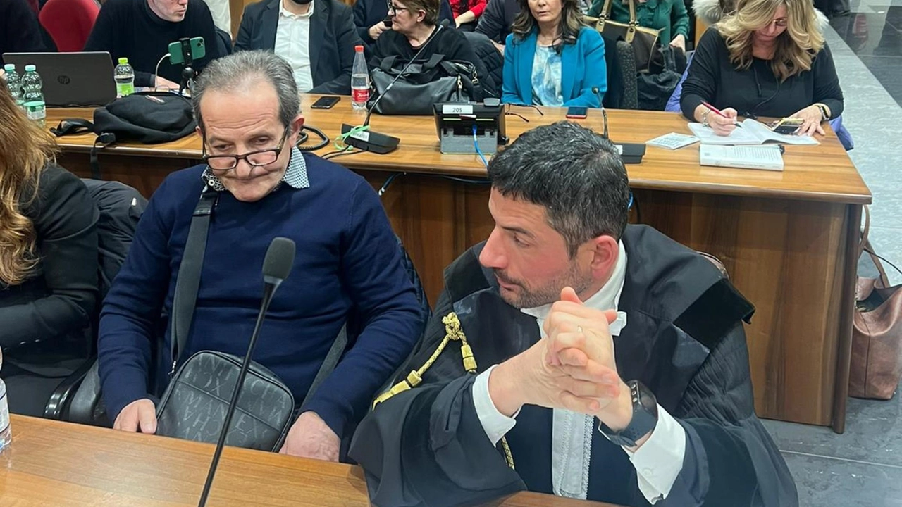 A sinistra Beniamino Zuncheddu durante l'ultima udienza del processo di revisione a Roma (Ansa)