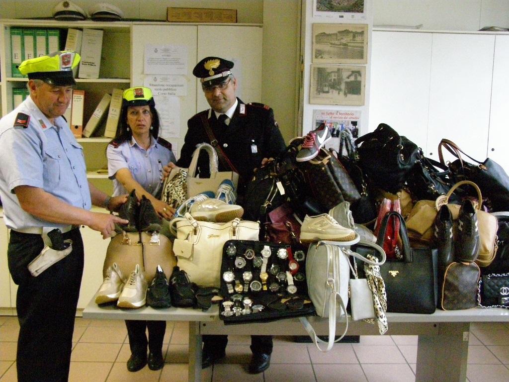 Maxi-sequestro In Zona Piazza Dei Miracoli: Oltre 1000 Oggetti Contraffatti