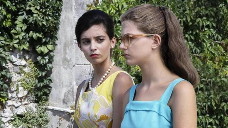 Lila (Gaia Girace) e Lenù (Margherita Mazzucco) nella serie tratta dall'Amica geniale