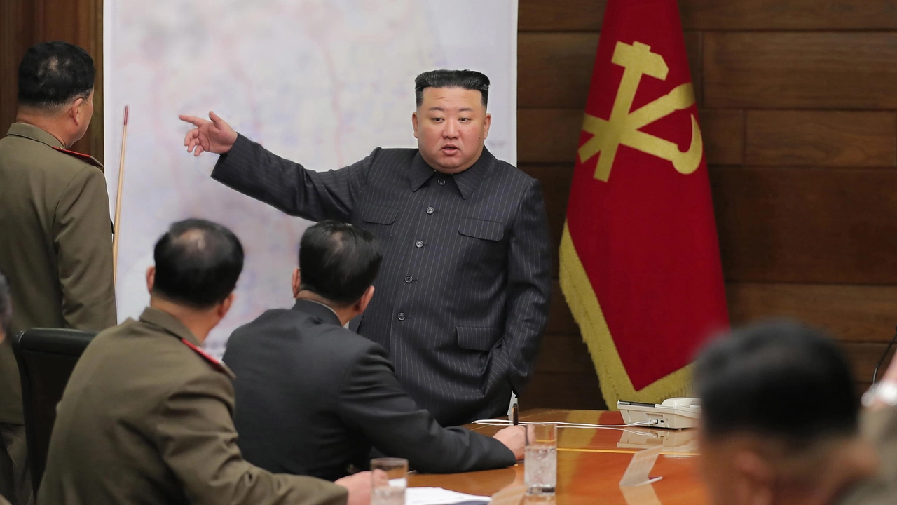 Kim Jong Un durante un vertice con i leader militari della Corea del Nord (Ansa)