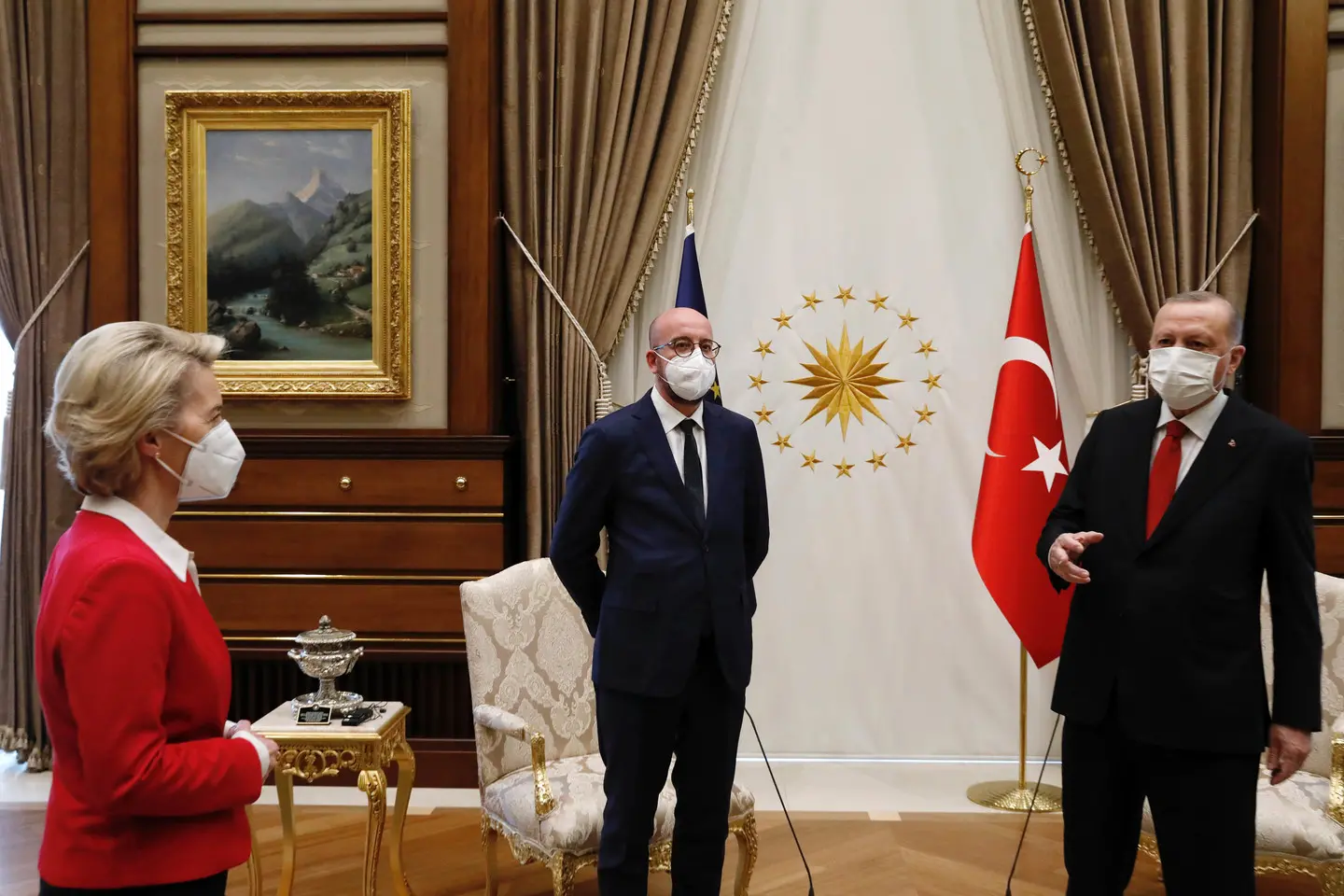 Von der Leyen da Erdogan, per lei niente sedia. Video virale: esplode il Sofagate