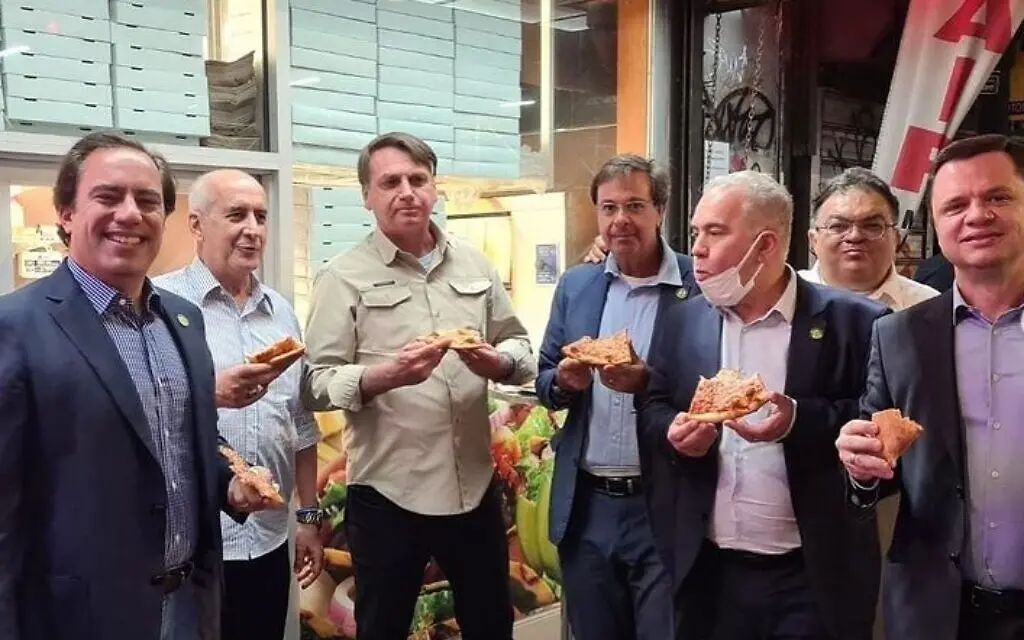 New York: Bolsonaro mangia pizza in strada perché non ha il Green Pass