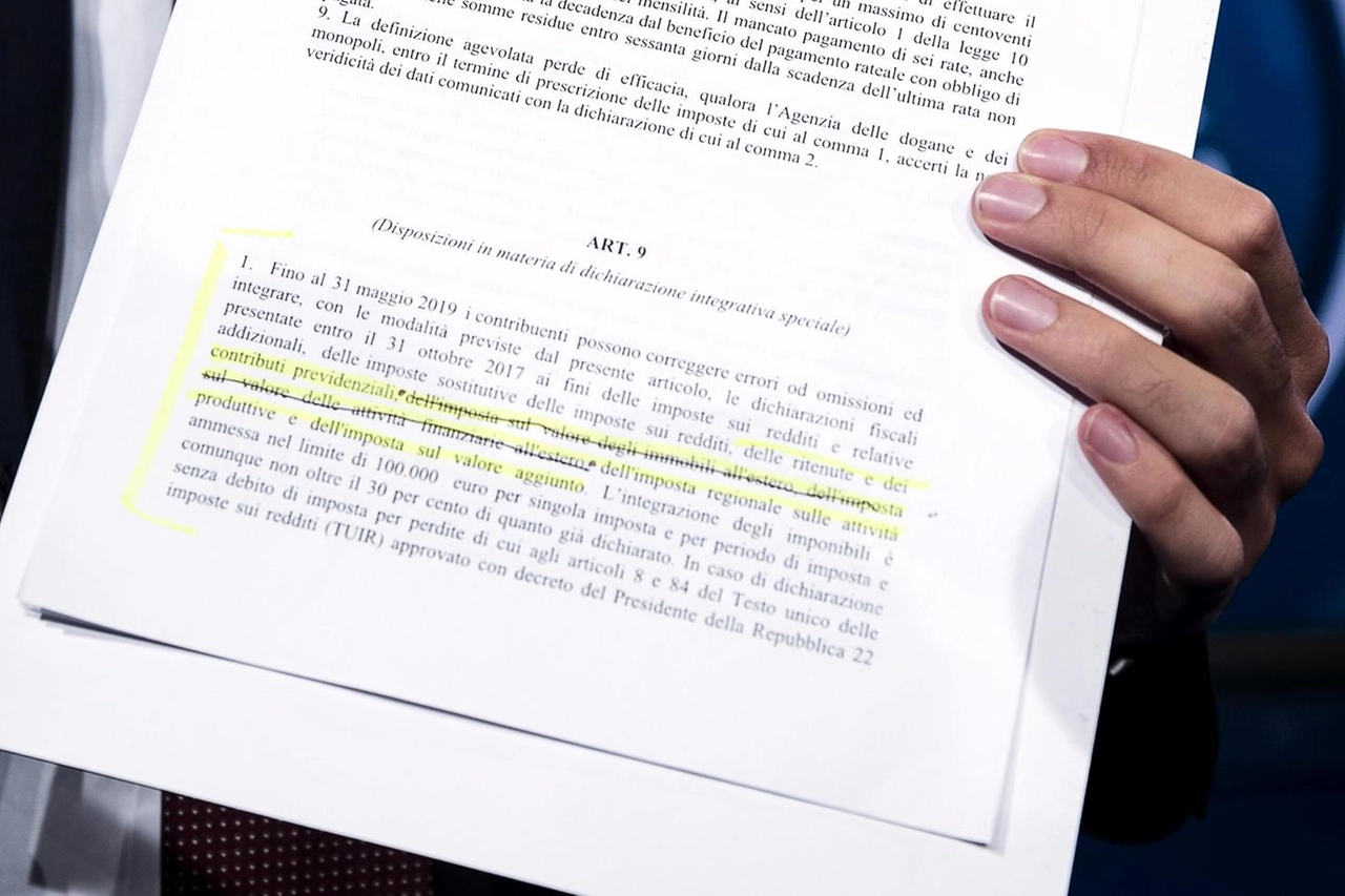 Di Maio a Porta a Porta mostra la bozza 'manipolata' del dl fiscale (Ansa)