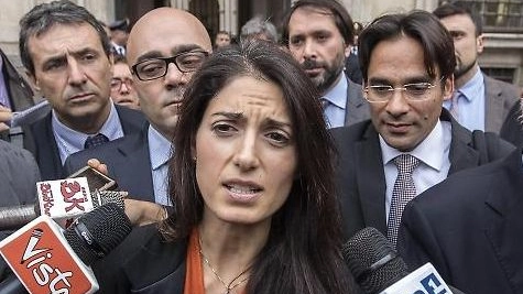 Virginia Raggi con una parte del suo staff