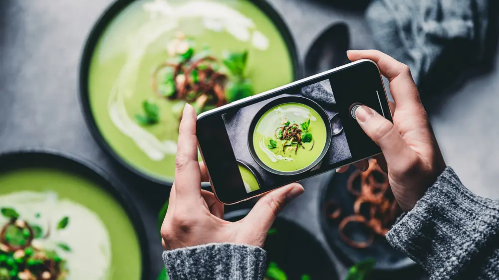 Perché sui social spopolano le ricette sane, ma poi in realtà mangiamo altro?