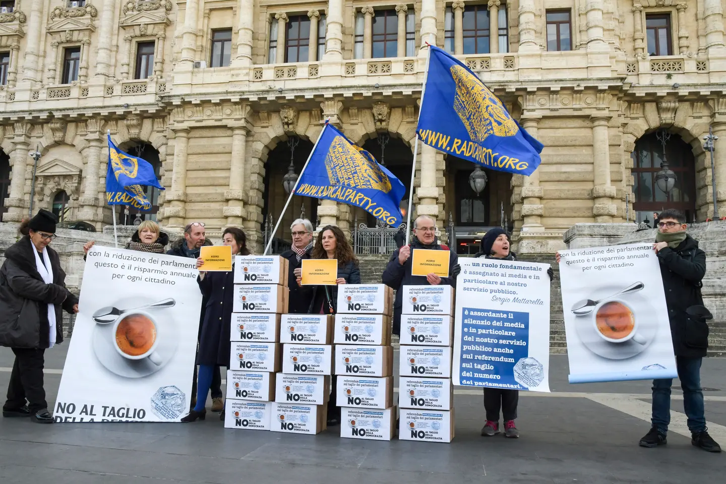 Taglio dei parlamentari, in Cassazione le firme di 71 senatori per il referendum