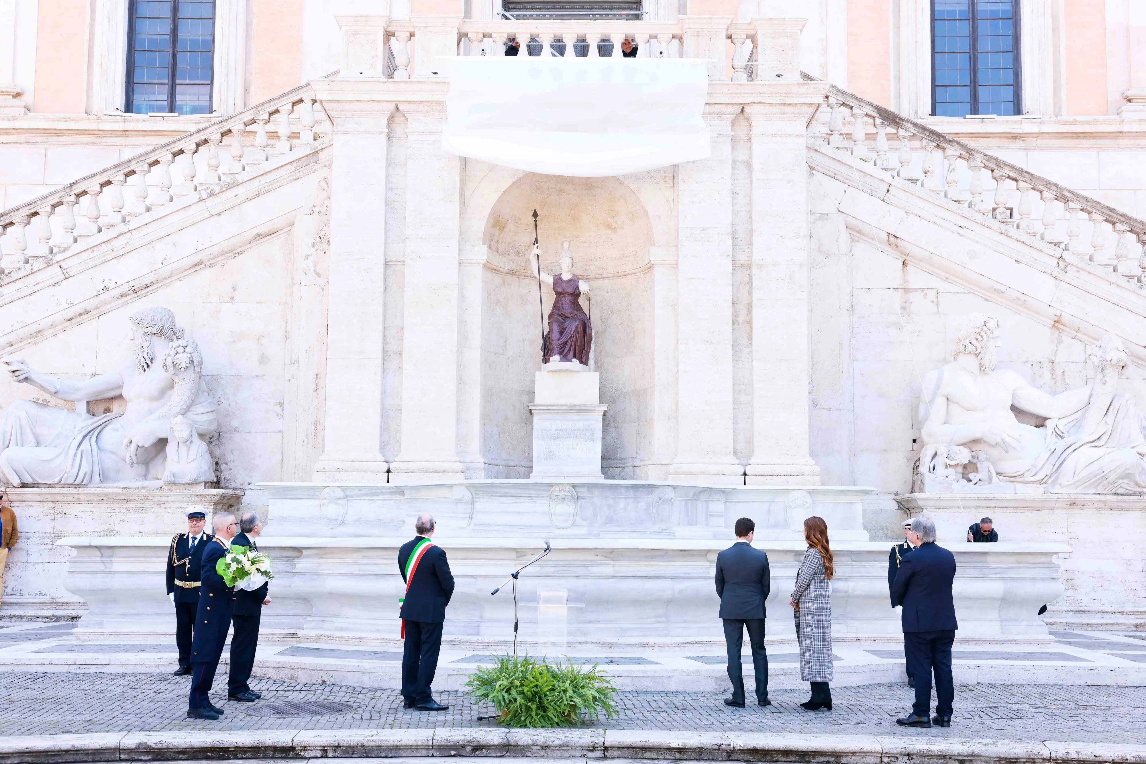 La Fontana della Dea Roma splende in Campidoglio dopo il restauro promosso dal Biagiotti Group