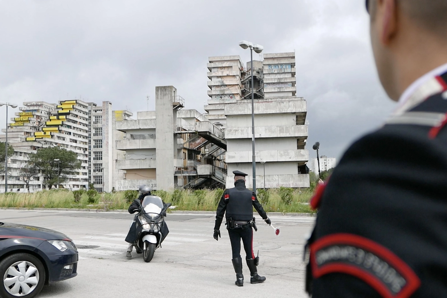 Controlli dei carabinieri alle Vele di Scampia